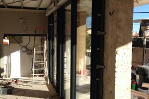 Installation de coulissants et bloc baies sur villa à Sausset les Pins Par SMP