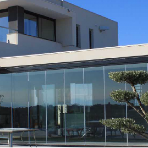 Vision panoramique et fermeture de vos terrasses, pergolas, jardins d'hiver avec le coulissant en verre sans montant