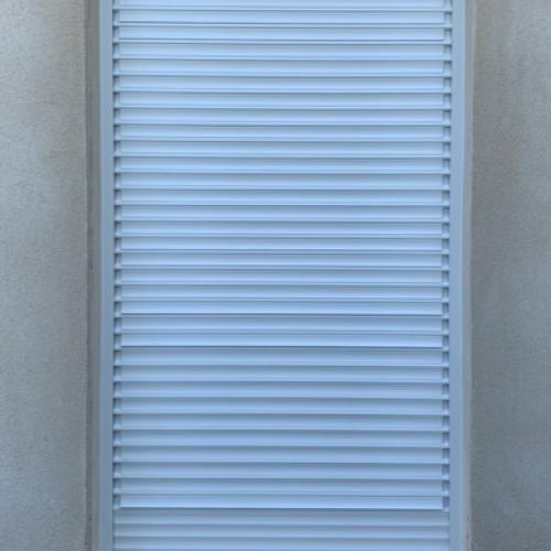 Faites poser un volet roulant avec lames orientables par la Serrurerie Menuiserie de Provence